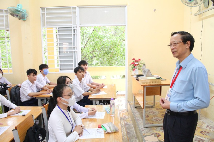 Thứ trưởng Phạm Ngọc Thưởng thăm hỏi, động viên các em HS lớp 12 Trường THPT Bạc Liêu.