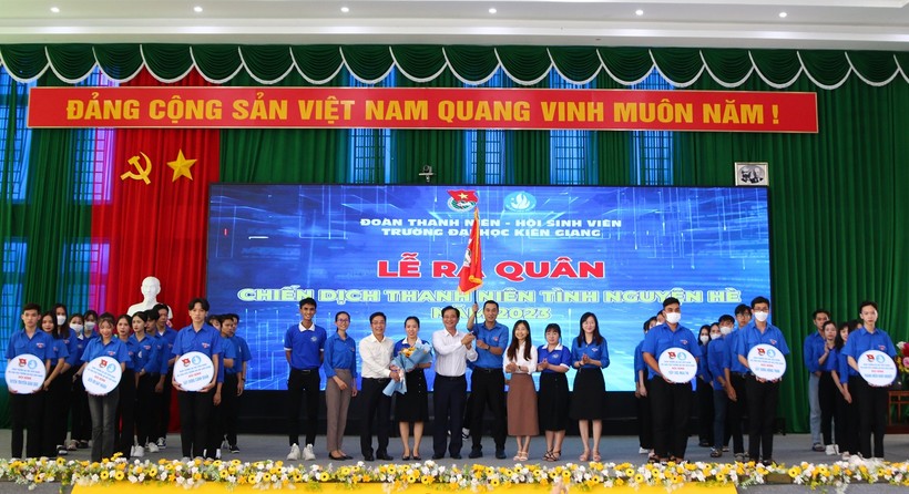 Đoàn Trường ĐH Kiên Giang ra mắt các đội hình và Ban chỉ huy Chiến dịch thanh niên tình nguyện hè 2023.
