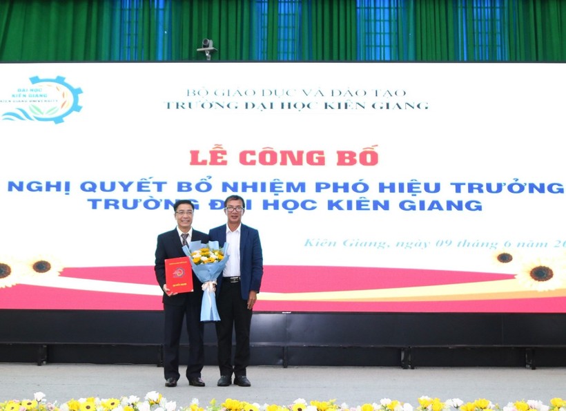 TS Đặng Thanh Sơn - Chủ tịch Hội đồng Trường ĐH Kiên Giang trao nghị quyết bổ nhiệm TS Nguyễn Trung Cang giữ chức vụ Phó Hiệu trưởng.