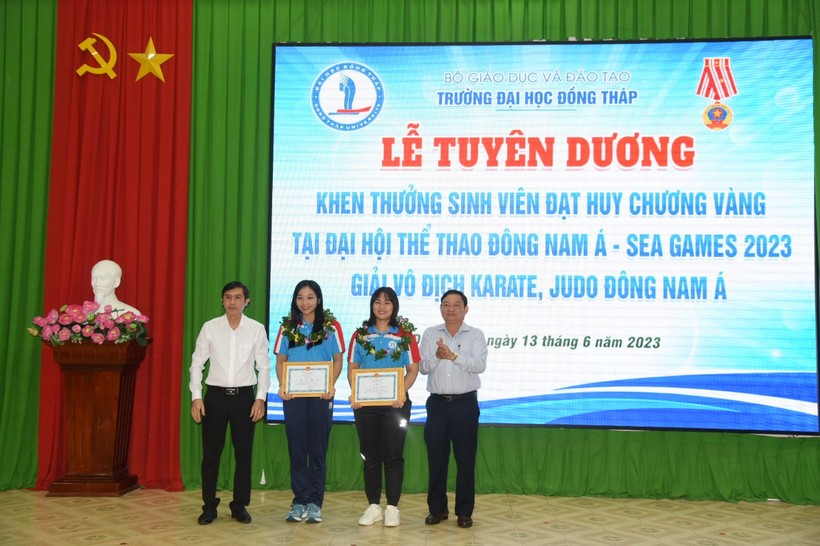 TS Trương Tấn Đạt - Bí thư Đảng ủy, Chủ tịch Hội đồng trường (trái) và TS Hồ Văn Thống - Hiệu trưởng trao khen thưởng cho sinh viên.