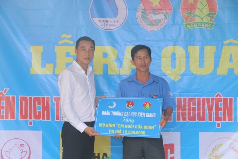Ths Trịnh Lê Hoàng Tuấn - Bí thư Đoàn Trường ĐH Kiên Giang trao hỗ trợ mô hình “Em nuôi của Đoàn” tại Huyện đoàn An Minh.