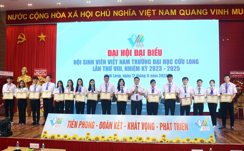 Hội SV Việt Nam tỉnh Vĩnh Long khen thưởng cho cá nhân có thành tích xuất sắc trong công tác Hội và phong trào thanh niên Trường ĐH Cửu Long.