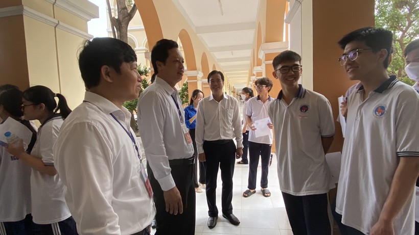 Lãnh đạo UBND tỉnh và Sở GD&ĐT tỉnh Tiền Giang động viên thí sinh trước giờ thi.