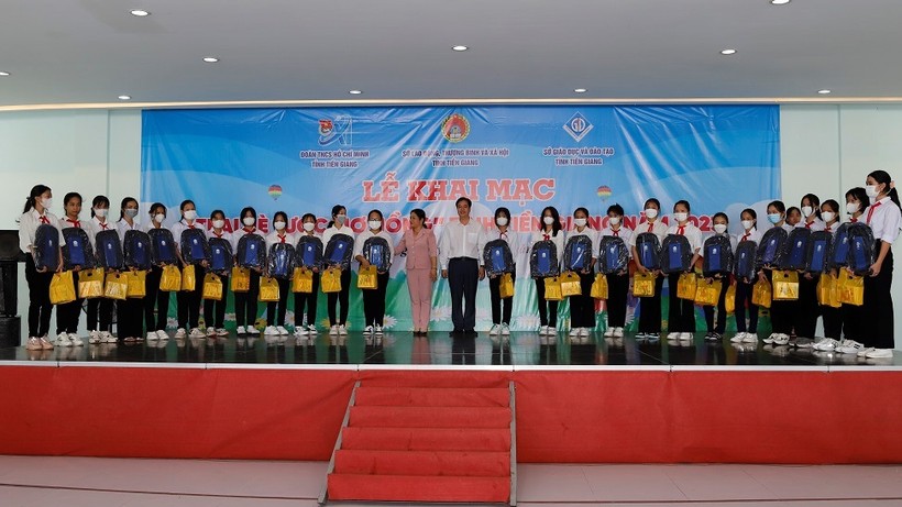 Phó Giám đốc Sở GD&ĐT Huỳnh Thị Phượng và Phó Bí thư Tỉnh đoàn Phạm Thanh Giang trao quà cho trại sinh.