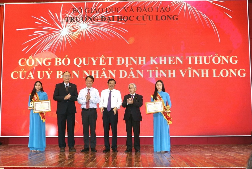 UBND tỉnh Vĩnh Long tặng bằng khen cho tập thể có thành tích xuất sắc trong công tác đào tạo sau đại học Trường ĐH Cửu Long.