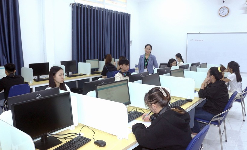 Thí sinh dự thi kỹ năng nghe, đọc, viết tiếng Việt trên phần mềm.