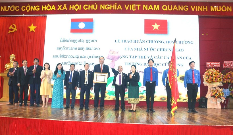 Bà Sisouk Vongvichith - Thứ trưởng Bộ Giáo dục và Thể thao Lào trao Huân chương Lao động cho tập thể Trường ĐH Cửu Long.