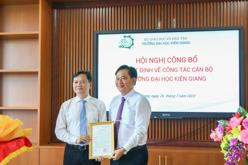 Ông Phạm Văn Sinh, Phó Vụ trưởng Vụ Cơ sở vật chất (Bộ GD&ĐT) trao Quyết định công nhận giữ chức vụ Bí thư Đảng ủy và Chủ tịch Hội đồng Trường ĐH Kiên Giang cho TS Nguyễn Tuấn Khanh.