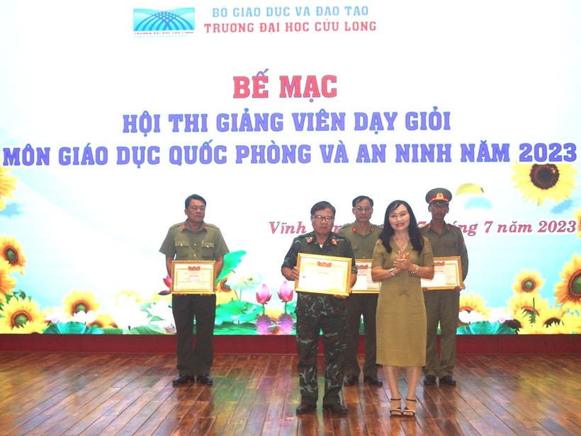 TS Đặng Thị Ngọc Lan - Phó Hiệu trường Trường ĐH Cửu Long trao giải nhất cho thí sinh.