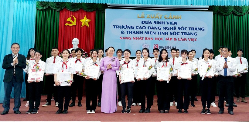 Bà Huỳnh Thị Diễm Ngọc - Phó Chủ tịch UBND tỉnh Sóc Trăng chúc mừng các SV, thanh niên sang Nhật Bản học tập, làm việc.