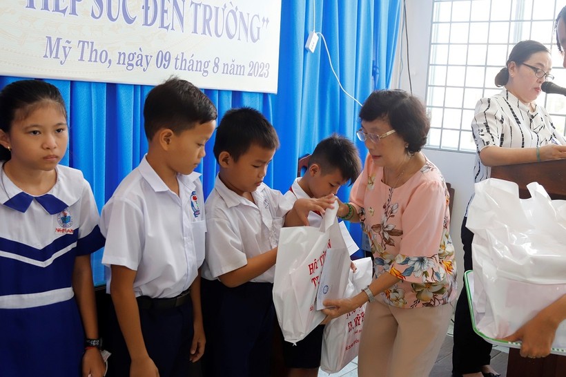 Chủ tịch Hội khuyến học tỉnh - bà Đồng Thị Bạch Tuyết trao học bổng cho học sinh.
