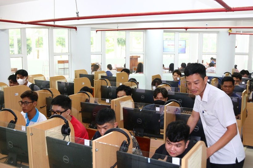Đoàn viên, thanh niên Trường ĐH Kiên Giang tham gia Cuộc thi Tìm hiểu Luật phòng, chống ma túy bằng hình thức trực tuyến.