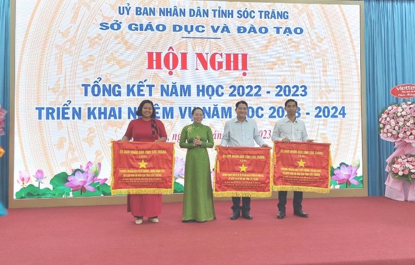 Bà Huỳnh Thị Diễm Ngọc - Phó Chủ tịch UBND tỉnh Sóc Trăng trao Cờ thi đua cho 3 tập thể.