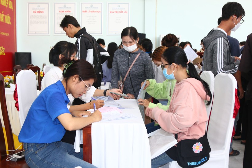 Thí sinh nộp hồ sơ xác nhận nhập học tại Trường ĐH Kiên Giang.