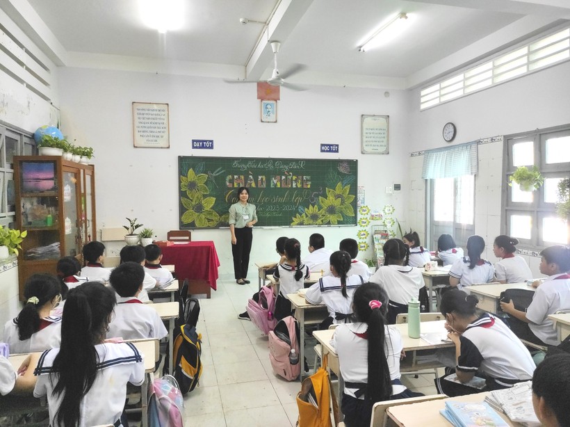 Cô, trò lớp 5 Trường TH Âu Dương Lân (TP Mỹ Tho, Tiền Giang) phấn khởi ngày tựu trường.