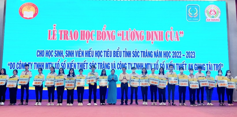 Bà Hồ Thị Cẩm Đào - Phó Bí thư Thường trực Tỉnh ủy, Chủ tịch HĐND tỉnh Sóc Trăng trao học bổng cho HS.