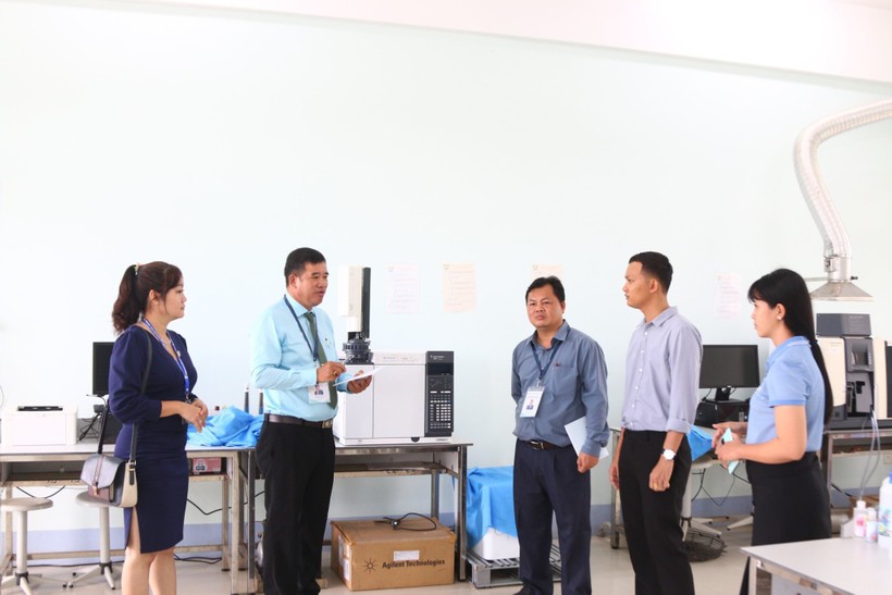 Đoàn đánh giá ngoài khảo sát cơ sở vật chất tại Trường ĐH Kiên Giang.