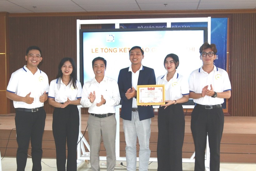 TS Nguyễn Trung Cang - Phó Hiệu trưởng Trường ĐH Kiên Giang trao giải nhất cho Dự án “Cơm ngũ cốc”.