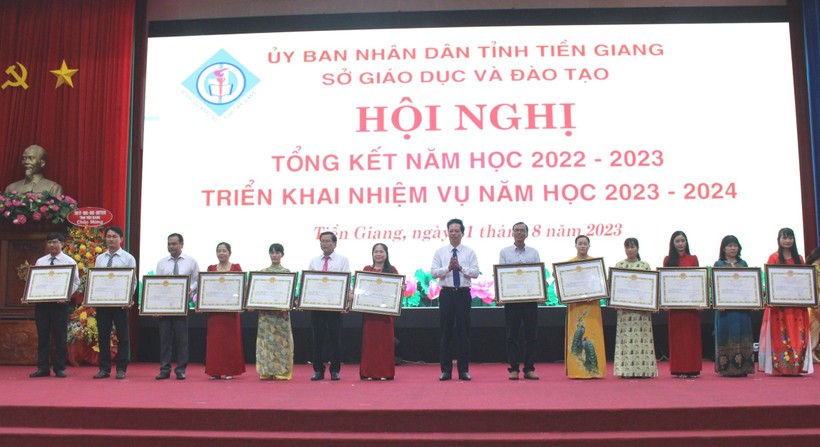 Ông Nguyễn Thành Diệu, Phó Chủ tịch UBND tỉnh trao bằng công nhận trường học đạt chuẩn cho các đơn vị.