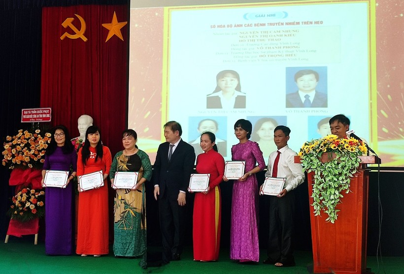 Ban Tổ chức trao giải Nhì cho các tác giả.