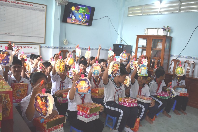 Các em học sinh Trường Phổ thông dân tộc Hữu Nhem vui mừng nhận quà trung thu.