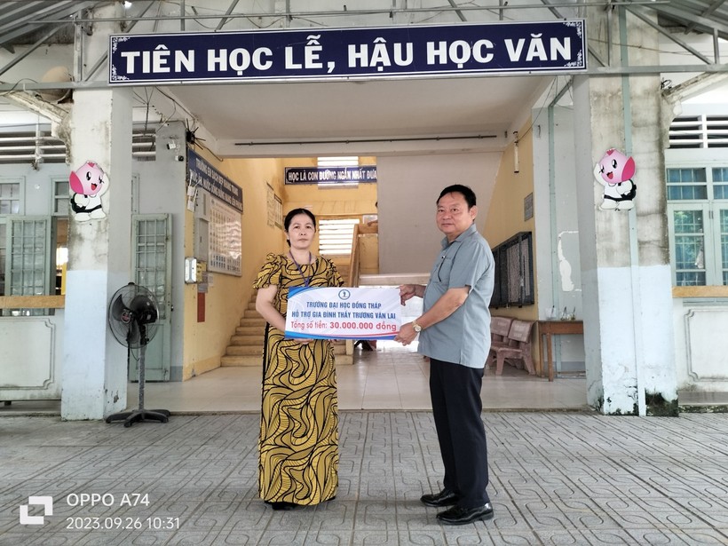 TS Hồ Văn Thống - Hiệu trưởng Trường ĐH Đồng Tháp trao hỗ trợ cho gia đình thầy Trương Văn Lai.