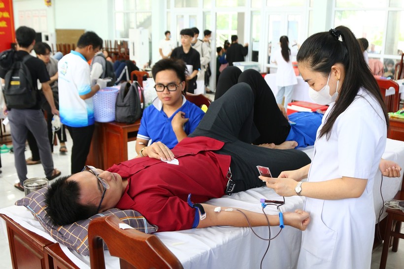 Những đơn vị máu quý giá của tuổi trẻ Trường ĐH Kiên Giang vì sự sống của người bệnh.