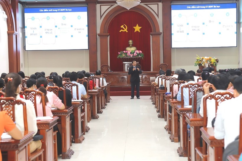 Giáo viên Tiểu học tỉnh Tiền Giang tham gia tập huấn Chương trình, SGK mới.