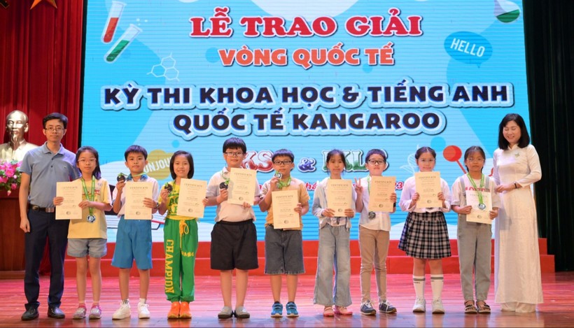 Em Nhâm Quang Vinh (thứ 2 từ trái sang) nhận giải thưởng.