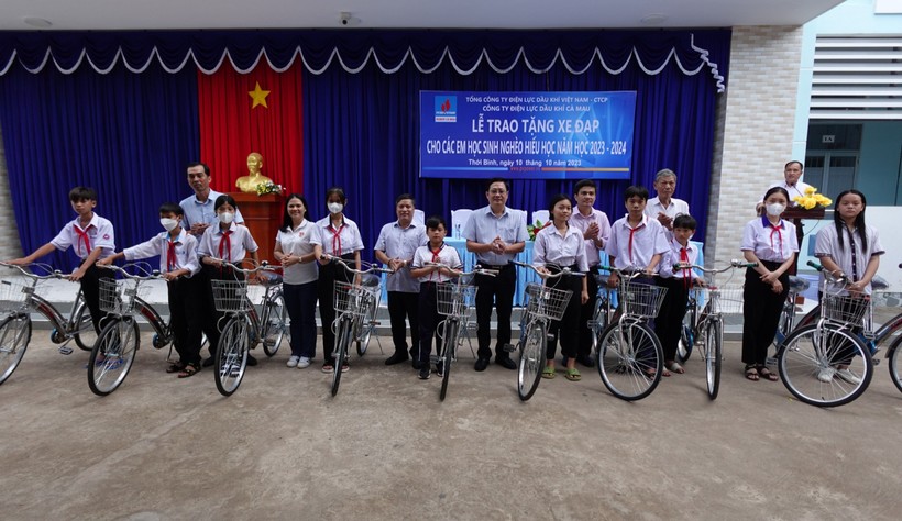 Trao xe đạp cho học sinh có hoàn cảnh khó khăn huyện Thới Bình (Cà Mau).