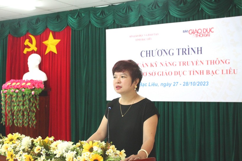 Nhà báo Dương Thanh Hương, Phó Tổng biên tập Báo Giáo dục và Thời đại phát biểu khai mạc tập huấn.