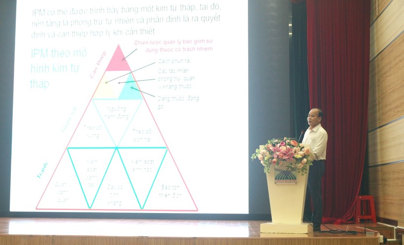 Ths Nguyễn Văn Liêm - Phó Giám đốc Sở NN&PTNT tỉnh Vĩnh Long trình bày tham luận tại Tọa đàm.