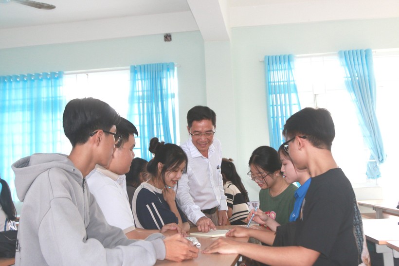 TS Nguyễn Trung Cang tâm huyết truyền lửa tinh thần, thái độ học tập cũng như nghiên cứu khoa học cho thế hệ kế cận.