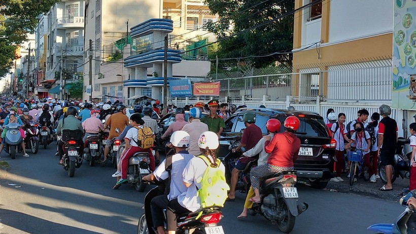 Tình trạng ùn tắc giao thông giờ tan trường tại Sóc Trăng.