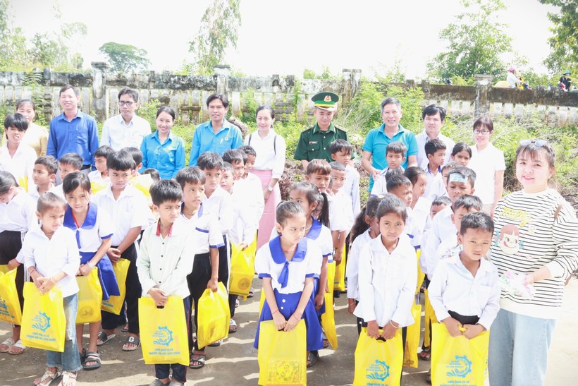 Trao tặng quà cho trẻ em vùng biên giới huyện Giang Thành.