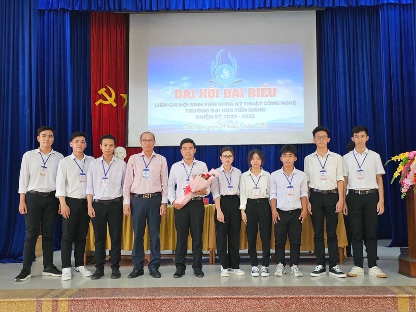 TS Nguyễn Ngọc Thắng cùng sinh viên.