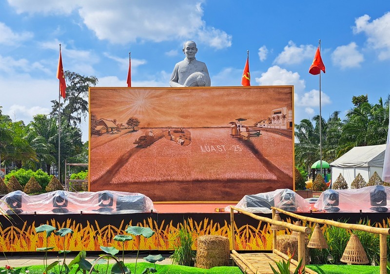 Bức tranh lớn nhất Việt Nam được làm từ gạo ST.