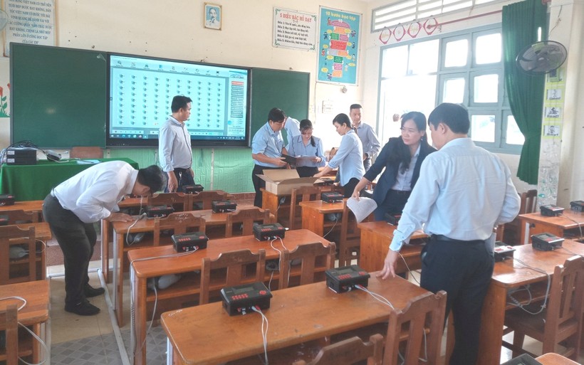Đoàn công tác liên ngành Sở GD&ĐT, Sở Tài chính do GĐ Sở GD&ĐT Lê Quang Trí làm trưởng đoàn nghiệm thu gói thầu lớp 2 tại trường TH Thị trấn Chợ Gạo ngày 13/6/2023.