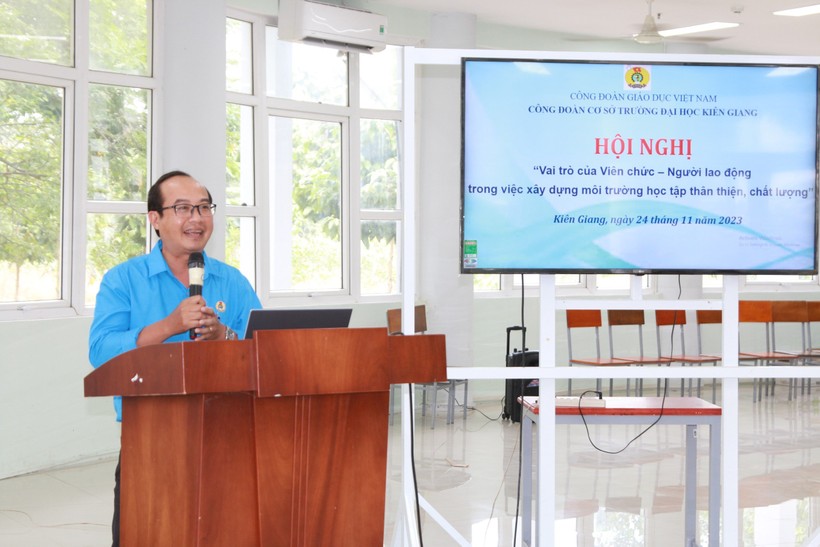 TS Ngô Văn Thiện - Chủ tịch Công đoàn cơ sở Trường ĐH Kiên Giang phát biểu tại hội nghị.