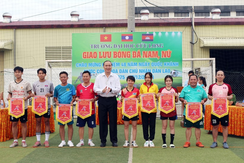 TS Nguyễn Thanh Dũng - Phó Hiệu trưởng Trường ĐH Cửu Long tặng cờ lưu niệm cho các đội tham gia hội thao.