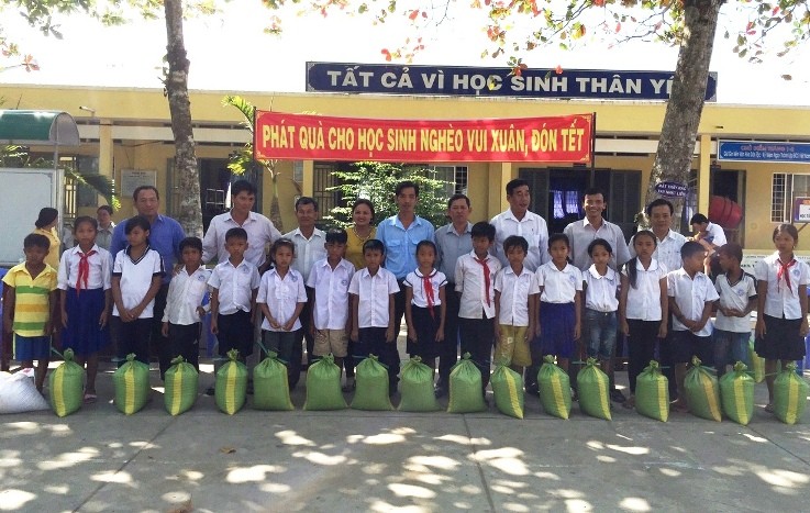 Hỗ trợ học sinh hoàn cảnh khó khăn tại Trường TH Hàm Giang B, huyện Trà Cú, Trà Vinh.