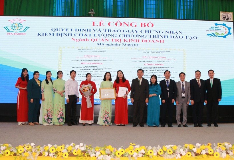 Trường ĐH Kiên Giang nhận giấy chứng nhận kiểm định chất lượng chương trình đào tạo.