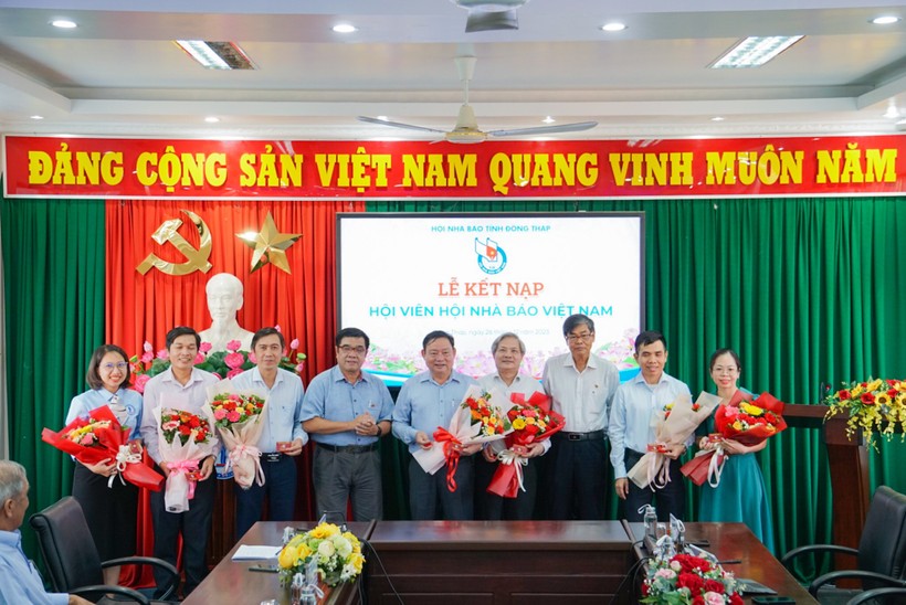 Công bố Quyết định kết nạp hội viên Hội Nhà báo Việt Nam cho 7 nhà báo đang công tác tại Trường ĐH Đồng Tháp.