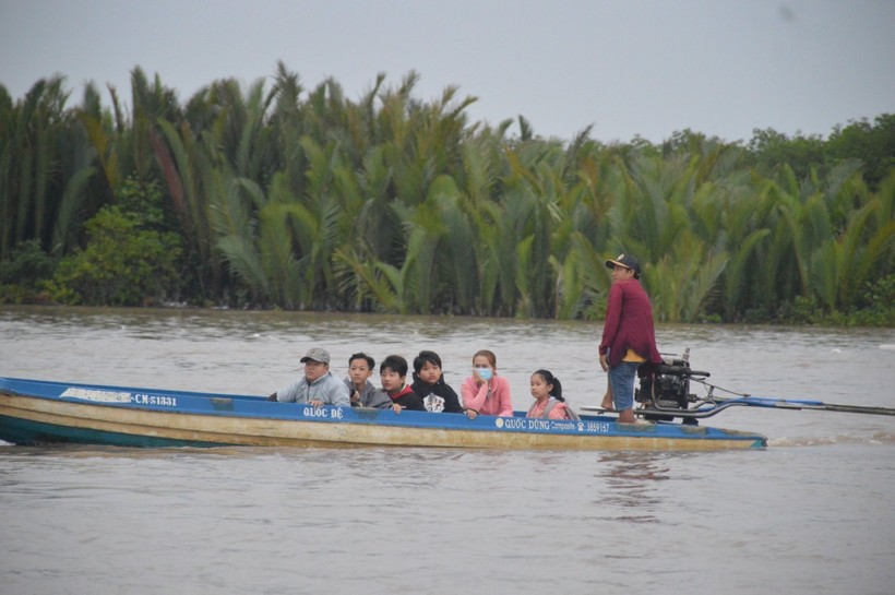 Học sinh vùng sông nước Cà Mau trên đường đến trường.