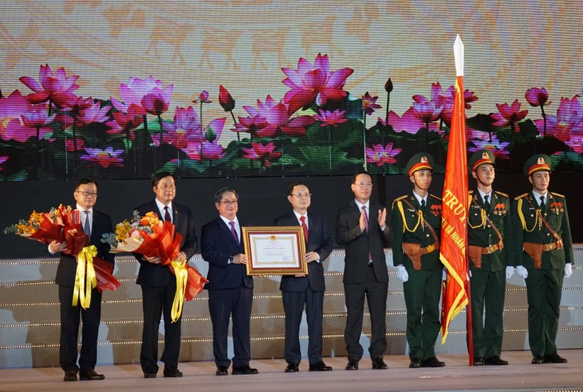 Chủ tịch nước Võ Văn Thưởng trao Huân chương Lao động hạng Nhất cho Đảng bộ, Chính quyền và Nhân dân TP Cần Thơ.