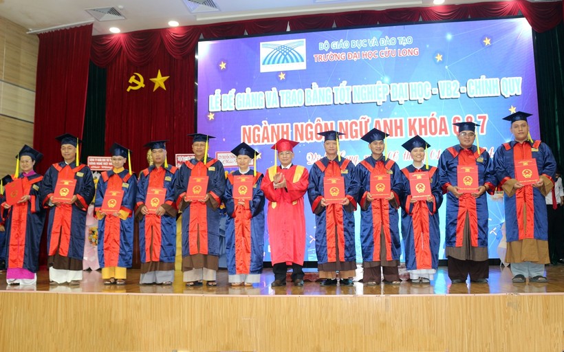PGS.TS Lương Minh Cừ - Bí thư Đảng ủy, Hiệu trưởng trao bằng cho tân cử nhân là tôn giáo, chức sắc.