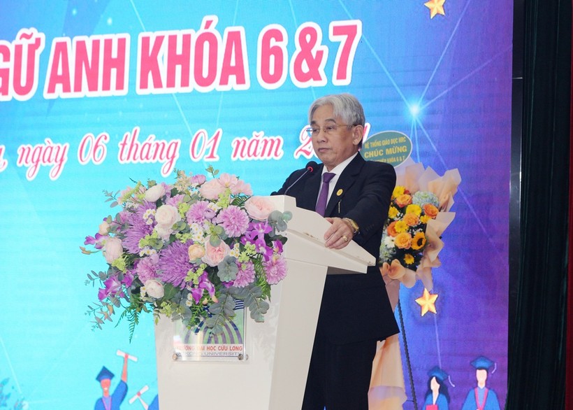 PGS.TS Lương Minh Cừ - Bí thư Đảng ủy, Hiệu trưởng phát biểu tại buổi lễ.