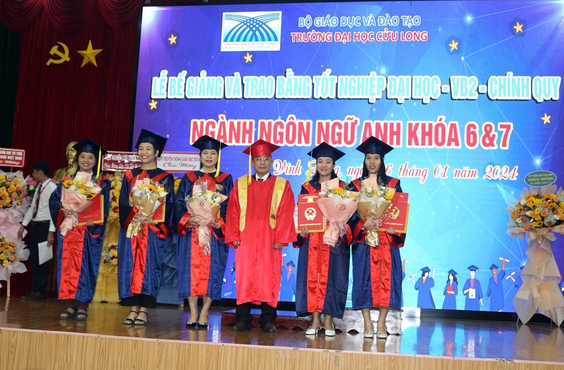 PGS.TS Lương Minh Cừ - Bí thư Đảng ủy, Hiệu trưởng trao bằng và giấy khen cho tân cử nhân tốt nghiệp xuất sắc.