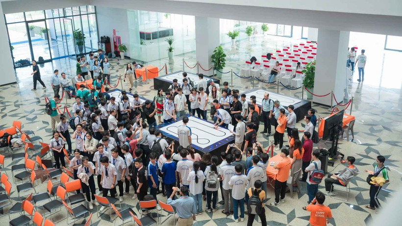 HS tham gia Cuộc thi Robot dò đường tự động - Vòng thử thách Vietnam Open Robotics Challenge 2023.