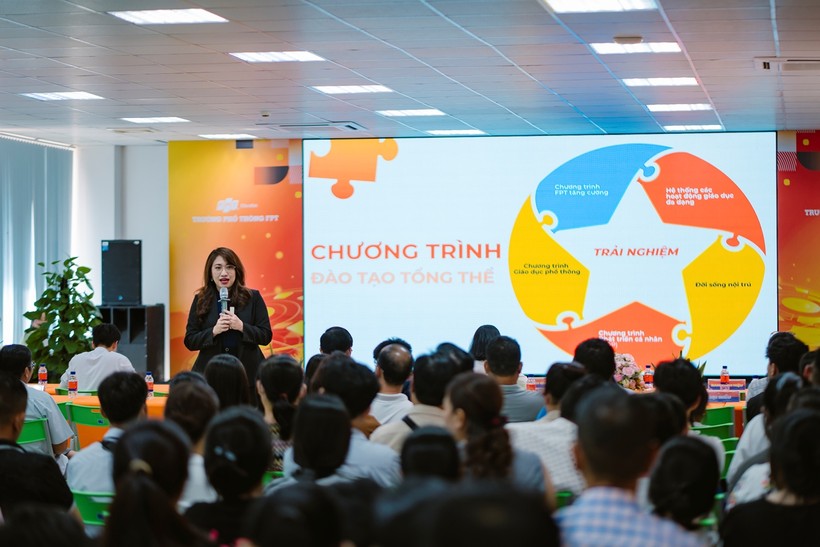 Bà Nguyễn Thị Uyên Thúy - Hiệu trưởng Trường THPT FPT Cần Thơ giới thiệu chương trình đào tạo tại nhà trường.